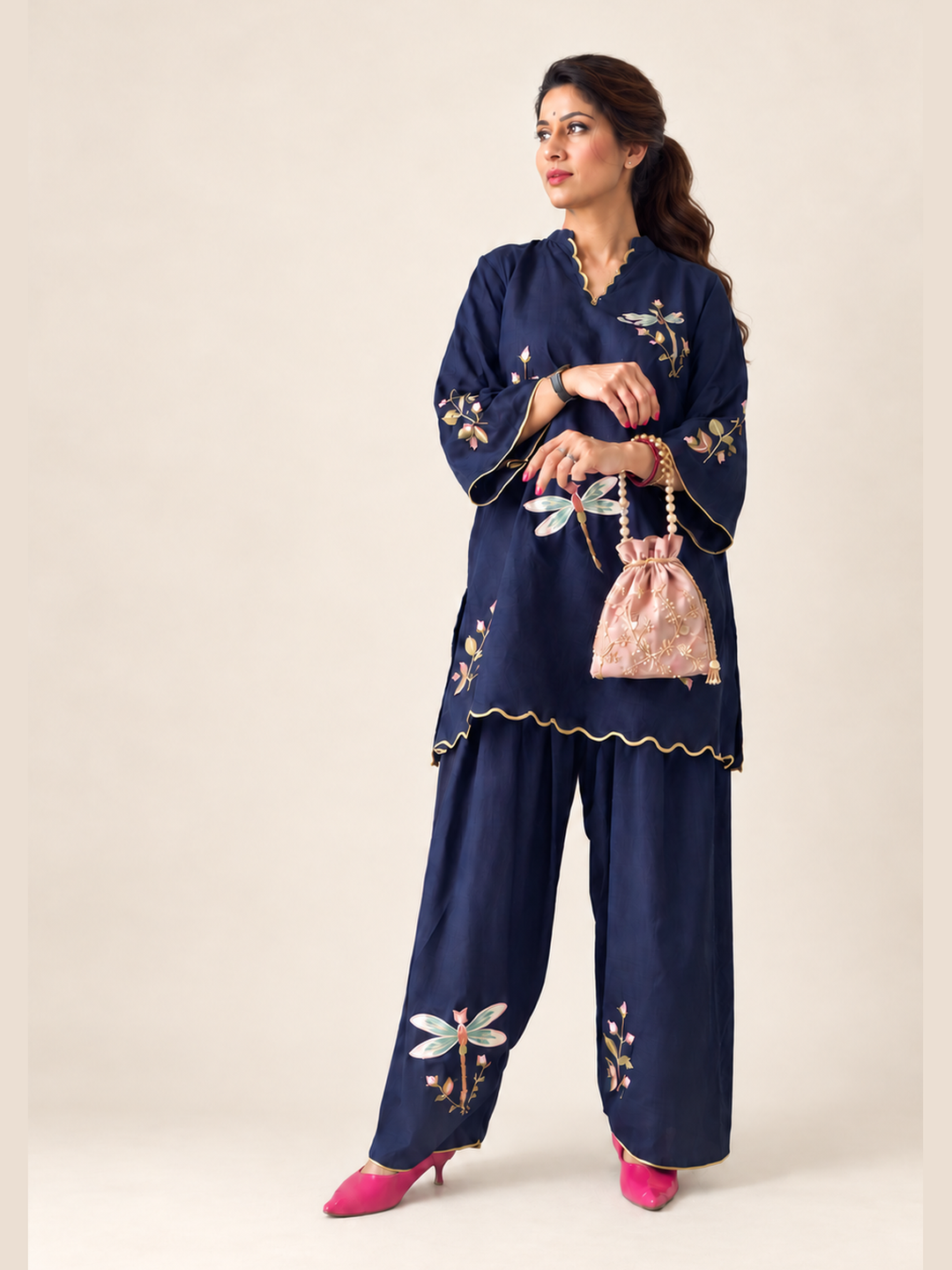  Lush Layers navy dragonfly embroidered co-ord set, crafted from a premium soft cotton–lyocell blend for effortless everyday elegance. Navy dragonfly embroidered cotton–lyocell co-ord set with matching trousers by Lush Layers. Softness, with a little detail.
Navy Dragonfly Co-ord Set