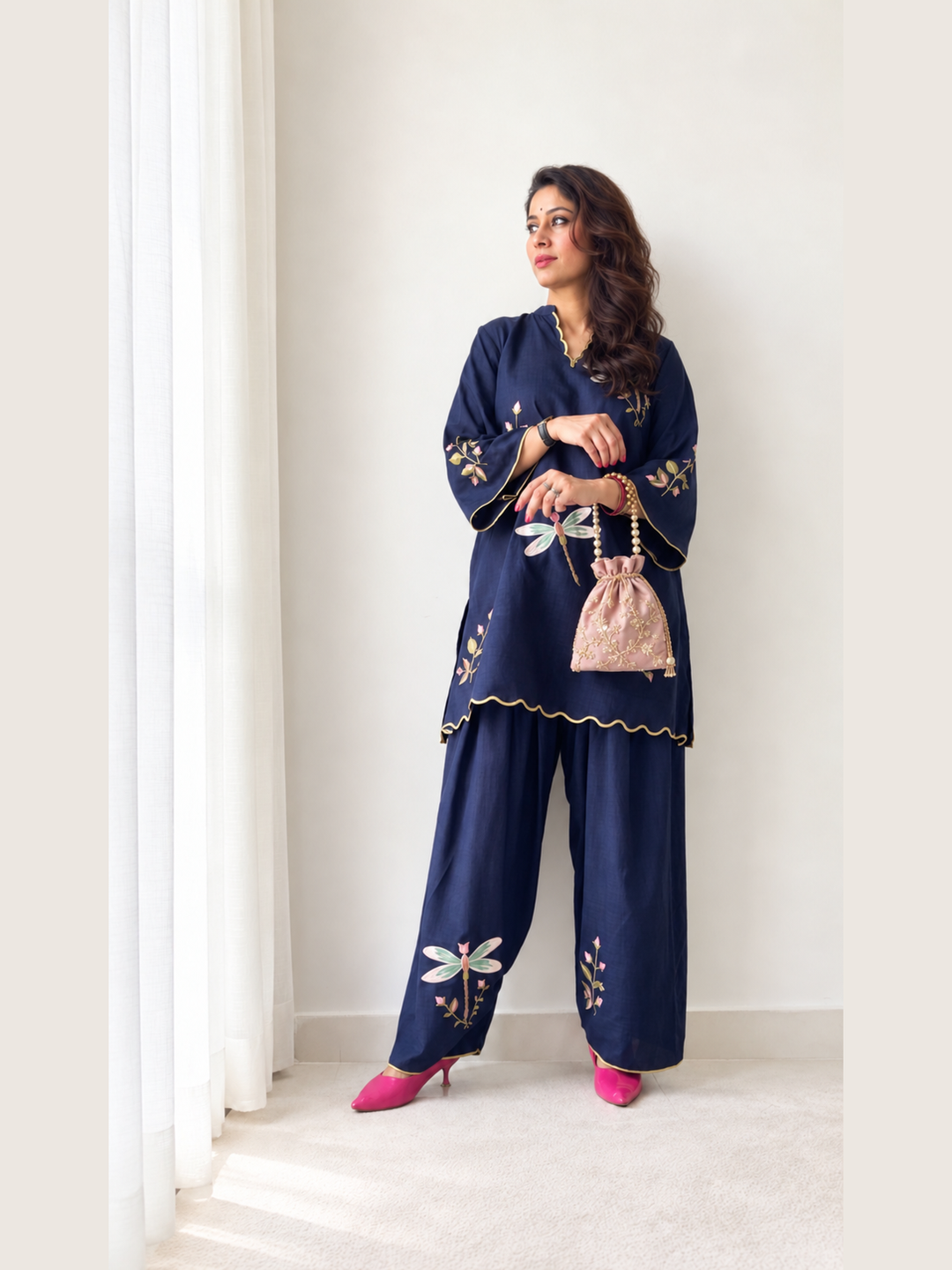  Lush Layers navy dragonfly embroidered co-ord set, crafted from a premium soft cotton–lyocell blend for effortless everyday elegance. Navy dragonfly embroidered cotton–lyocell co-ord set with matching trousers by Lush Layers. Softness, with a little detail.
Navy Dragonfly Co-ord Set