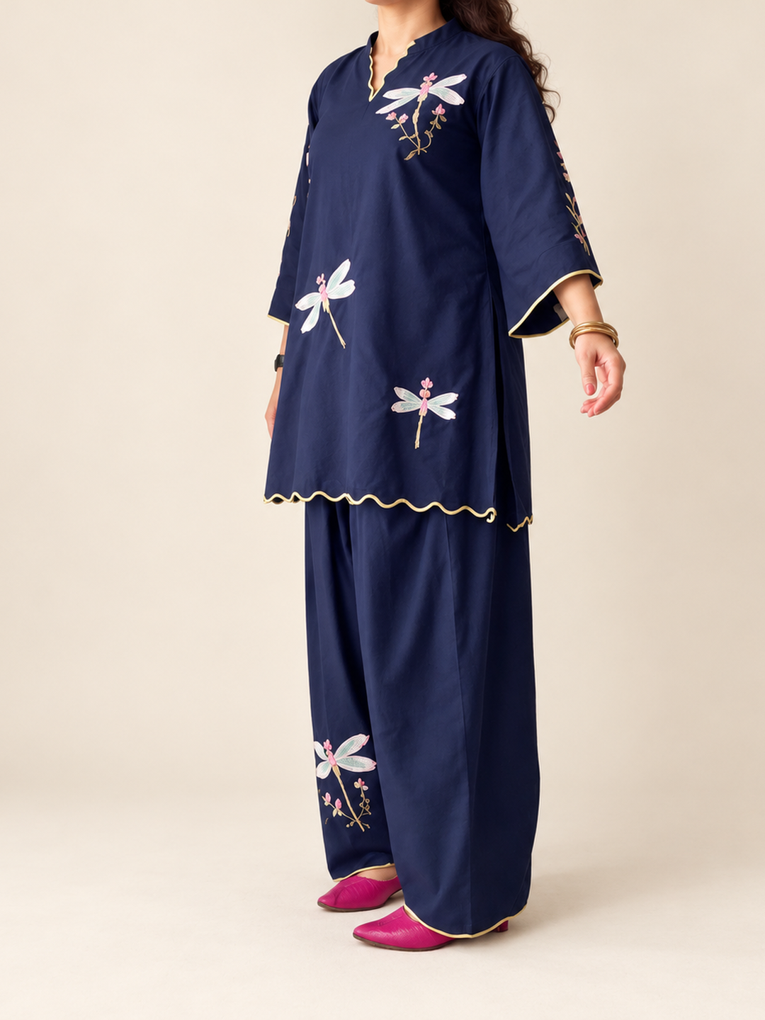  Lush Layers navy dragonfly embroidered co-ord set, crafted from a premium soft cotton–lyocell blend for effortless everyday elegance. Navy dragonfly embroidered cotton–lyocell co-ord set with matching trousers by Lush Layers. Softness, with a little detail.
Navy Dragonfly Co-ord Set