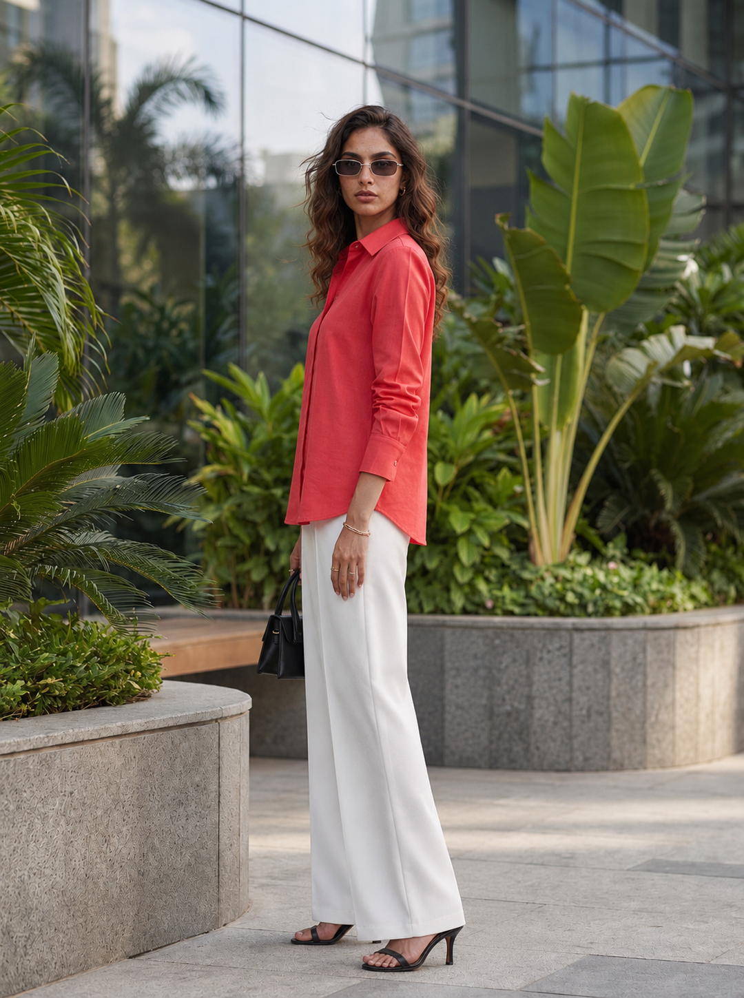 Shop the Coral Ease women’s shirt by Lush Layers, crafted in premium-quality cotton with a relaxed fit and classic collar. An elegant choice for work and everyday wear.
Breathable cotton. Relaxed tailoring. Effortless colour.
A versatile coral cotton shirt designed to take you comfortably from workdays to weekends.